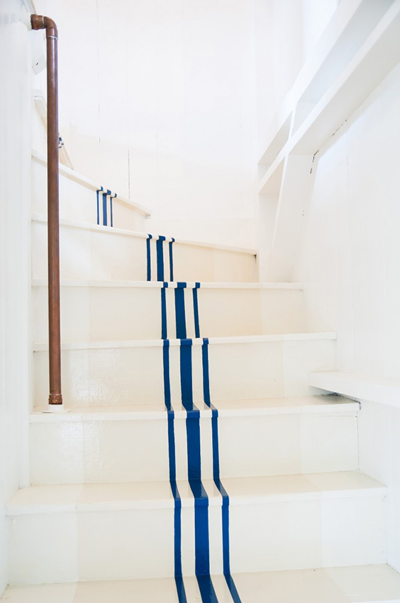 Nautical inspired staircases | Photo by Elizabeth Watsky via Remodelista