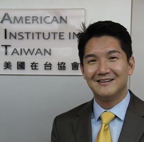 談論同志的心路歷程,美國在台協會高雄分處副處長楚杰生表示,「要堅強、要愛自己」。 談論同志的心路歷程,美國在台協會高雄分處副處長楚杰生表示,「要堅強、要愛自己」。