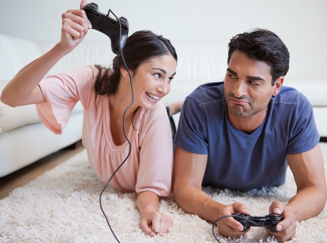 HOW TO GET THE GUY YOU WANT WITHOUT LOOKING LIKE YOUR TRYING TOO HARD.