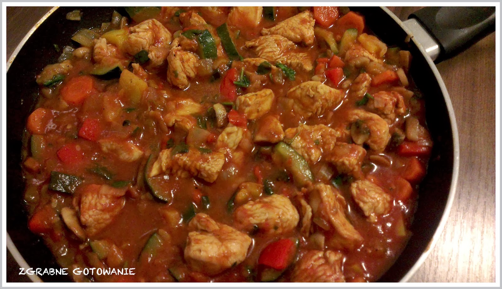 Zgrabne Gotowanie Gulasz Drobiowy Z Cukinia I Pieczarkami