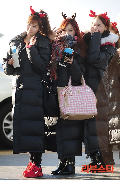 [PIC][24-12-2012]SNSD khởi hành đi Nhật Bản vào sáng nay + 8 thành viên đeo bờm giáng sinh trước sân bay + Sunny vắng mặt vì ốm %EA%B3%B5%ED%95%AD+(31)