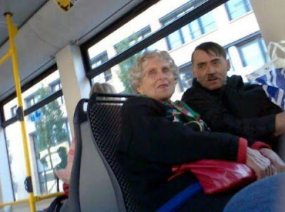 20 Hillarious Public Transport Photobomb Hillarious Photos, Public Transportation, Unbeliveable People, Stupid Acts, Dirty Behaviour, Local Buses, Funny Women, Animal Transportation