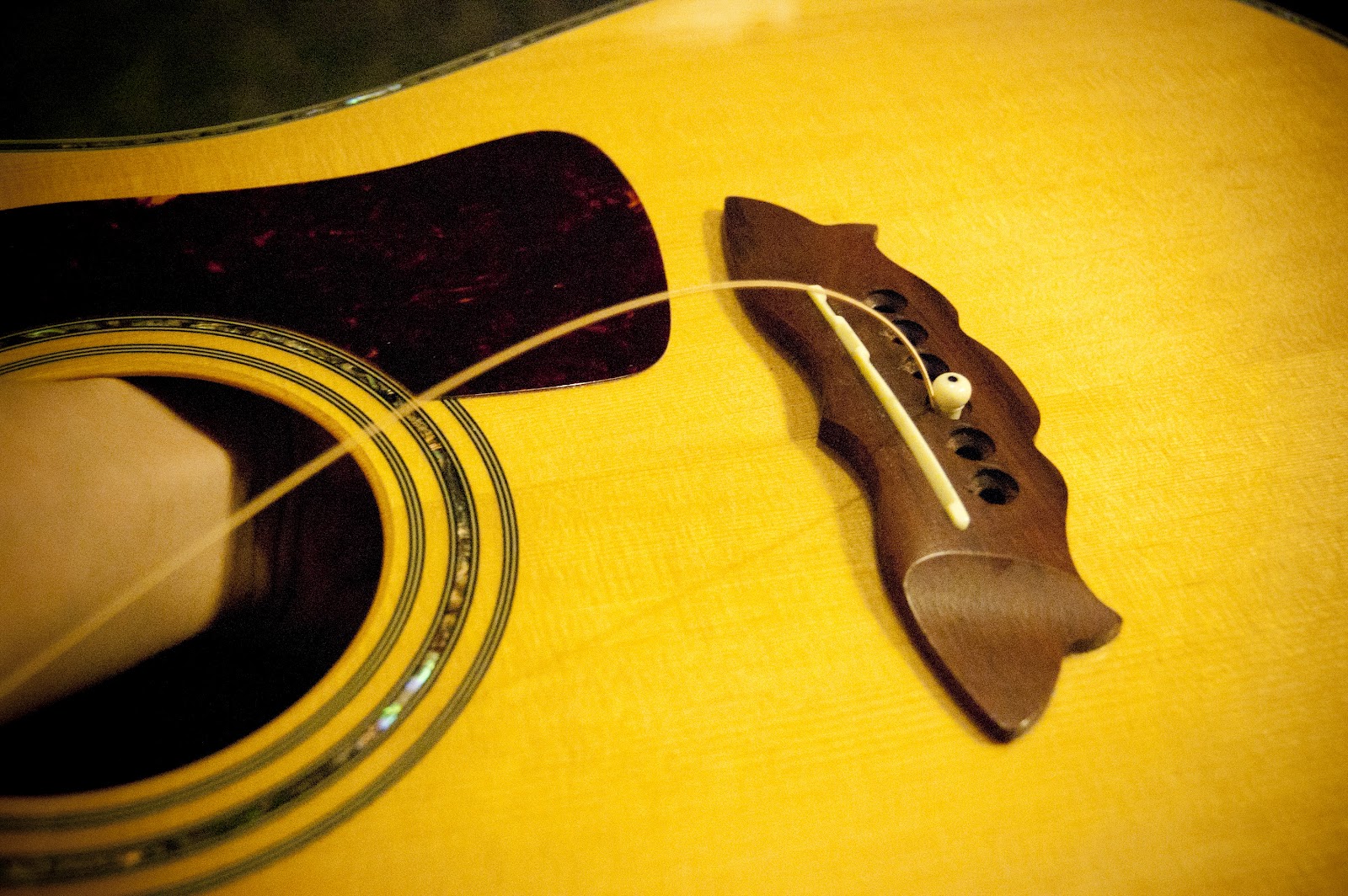 Guitart Restring an Acoustic Guitar