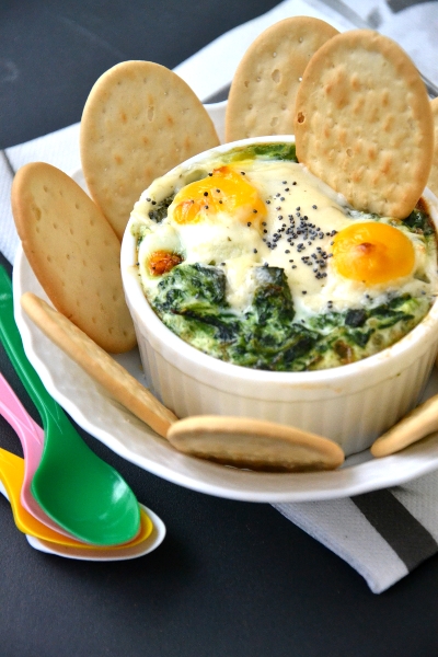 uova di quaglia con spinaci, salsa greca e cubetti di proscitto cotto