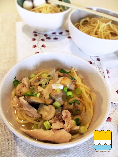 Un po' di fusion in cucina, con spaghetti di Kamut in brodo di pollo.