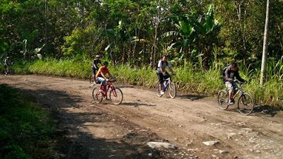 Terlihat peserta agak kewalahan karena jalur ini merupakan tanjakan. 