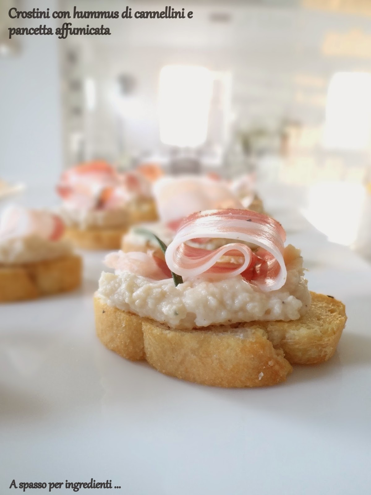 Velocissimi crostini con hummus di cannellini e pancetta affumicata
