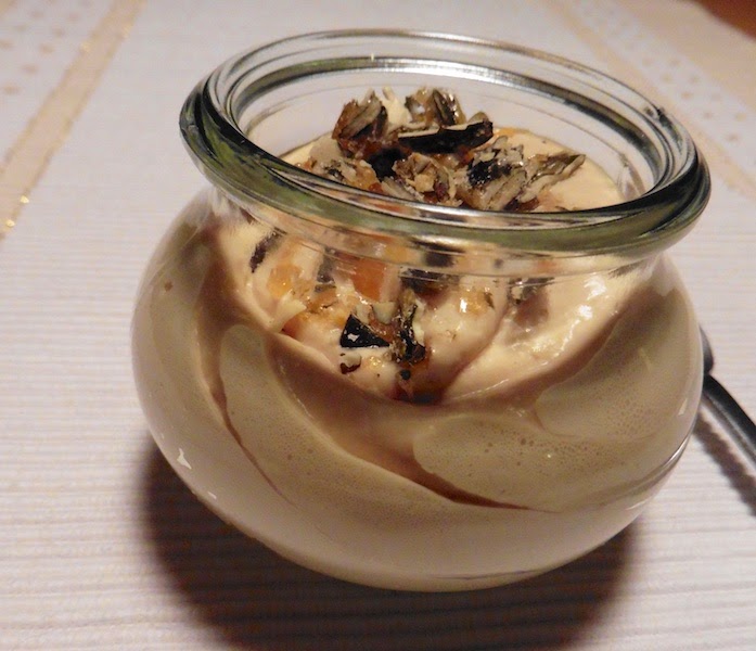 Prostmahlzeit: Espresso-kernöl-espuma Mit Kürbiskernkaramell