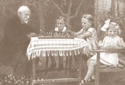 Niñas de pocos años jugando apasionadas al ajedrez con su abuelo, Ströbeck 1921