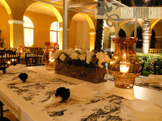 Porta guardanapo flor de cetim preta porta guardanapo flor cetim, caminho de mesa classico Toile de Jouy, casamento