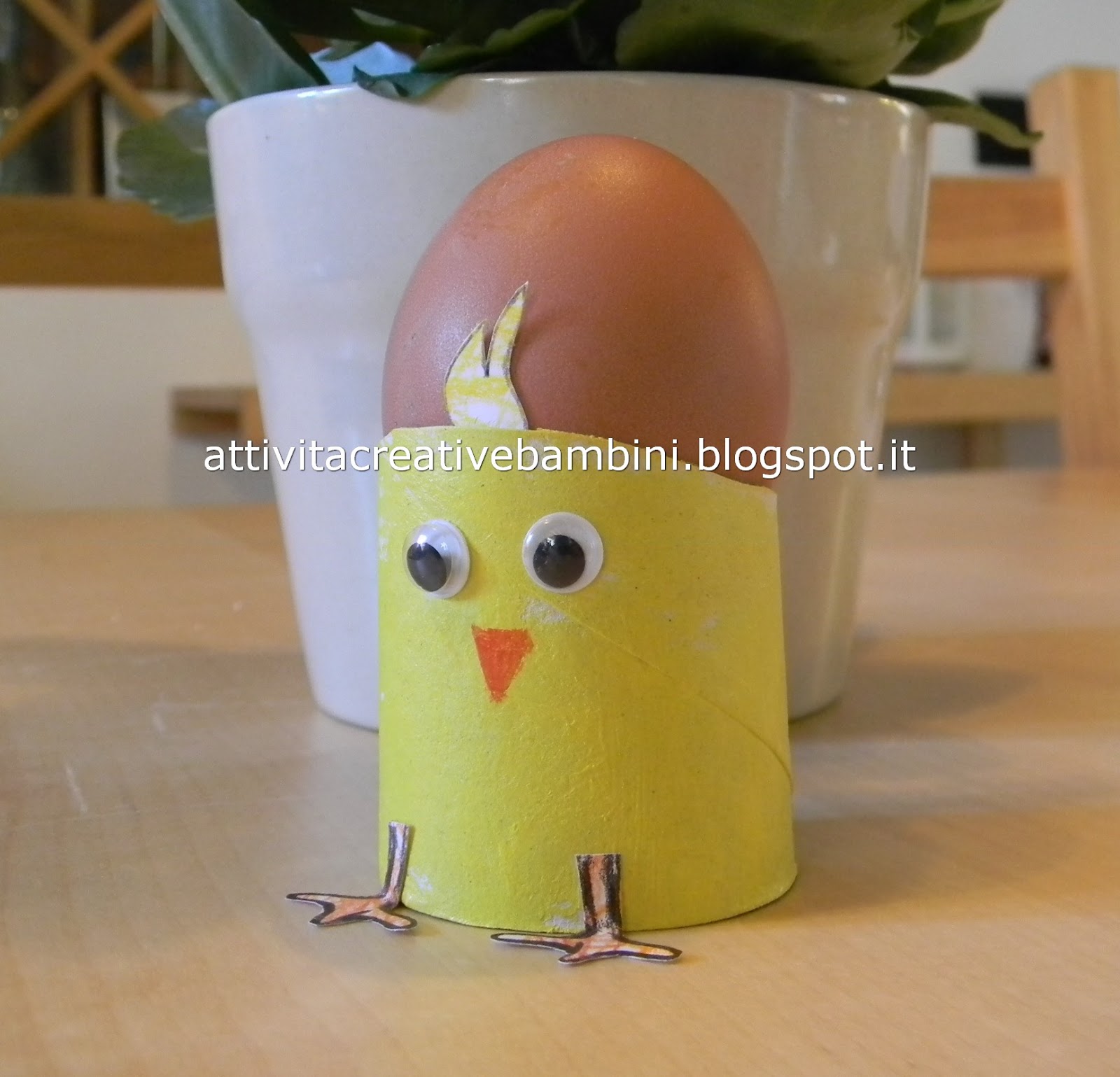 Pulcino portauovo con rotoli di cartone