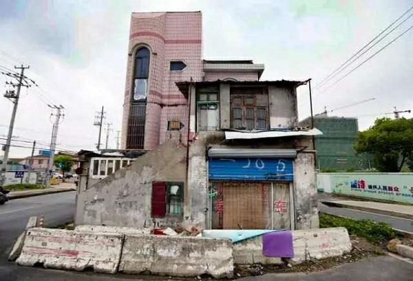 最牛釘子戶橫亙在馬路中央 最牛釘子戶橫亙在馬路中央