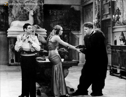 Jean Renoir (fantasiado de gorila) em A Regra do Jogo Jean Renoir (fantasiado de gorila) em A Regra do Jogo