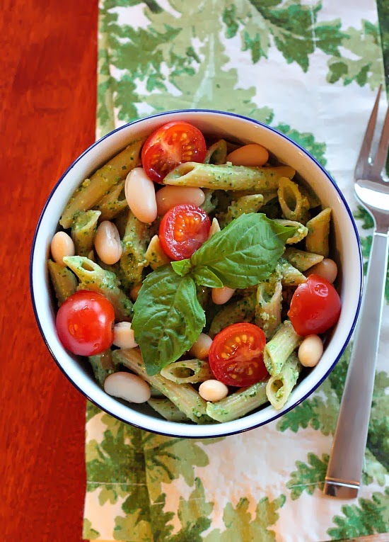 APPLE A DAY Meatless MondayPenne with Spinach Yogurt Pesto, White