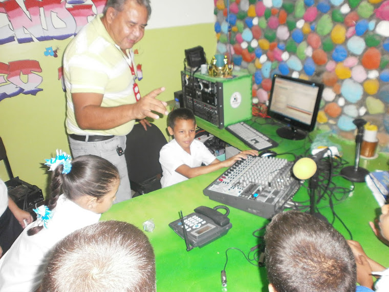 CON LOS ESTUDIANTES DE 2° GRADO MANIPULANDO LA CONSOLA DE SONIDO