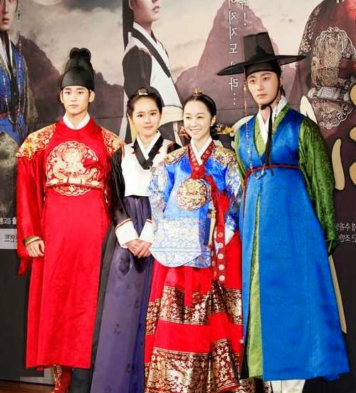 Episoade Legendele Palatului Luna Imbratiseaza Soarele O Ora De Serial Coreean Cu Kim Soo Hyun