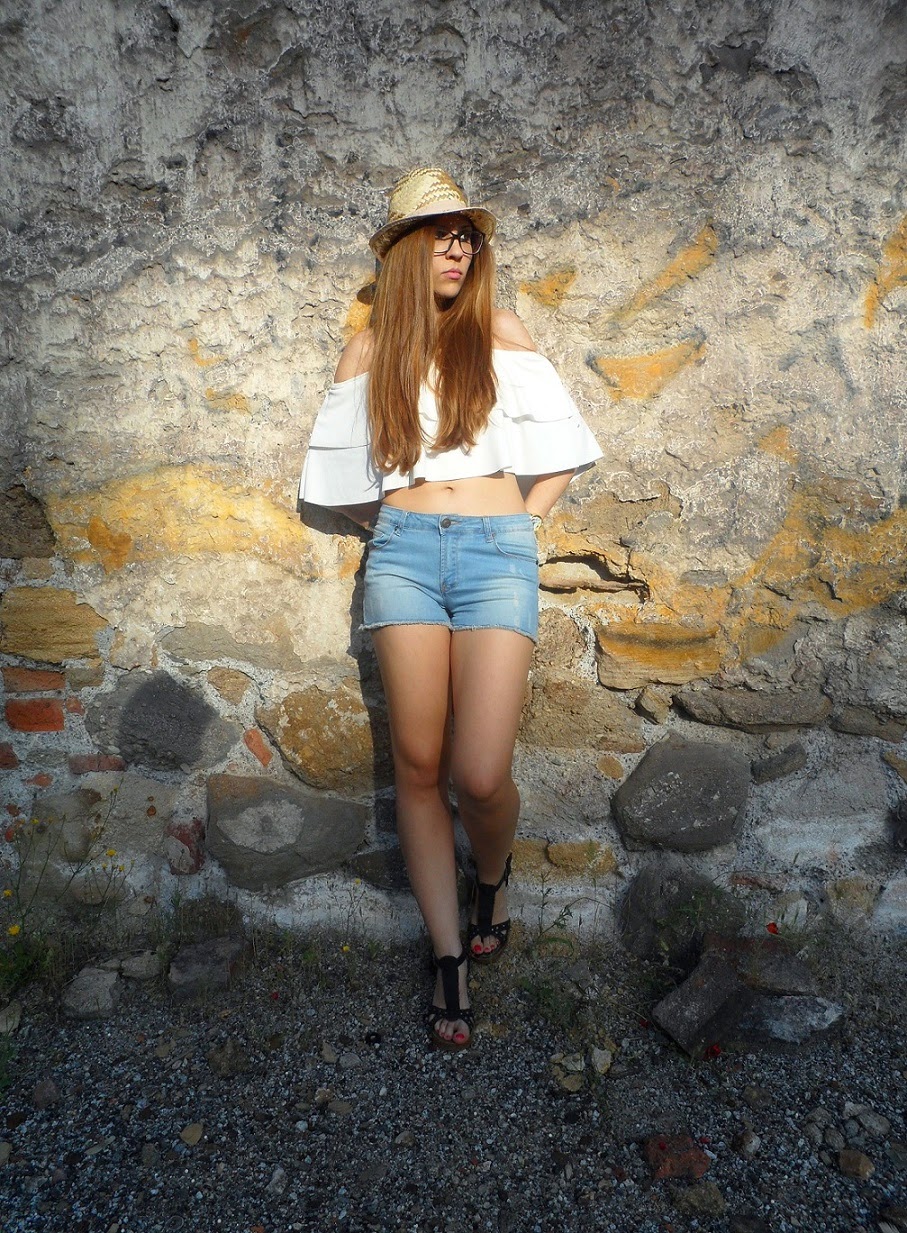 WHITE RUFFLED TOP WHITE RUFFLED TOP