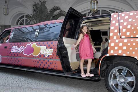 Lilica e Tigor do Shopping Grande Rio promove festa na limousine para garotada