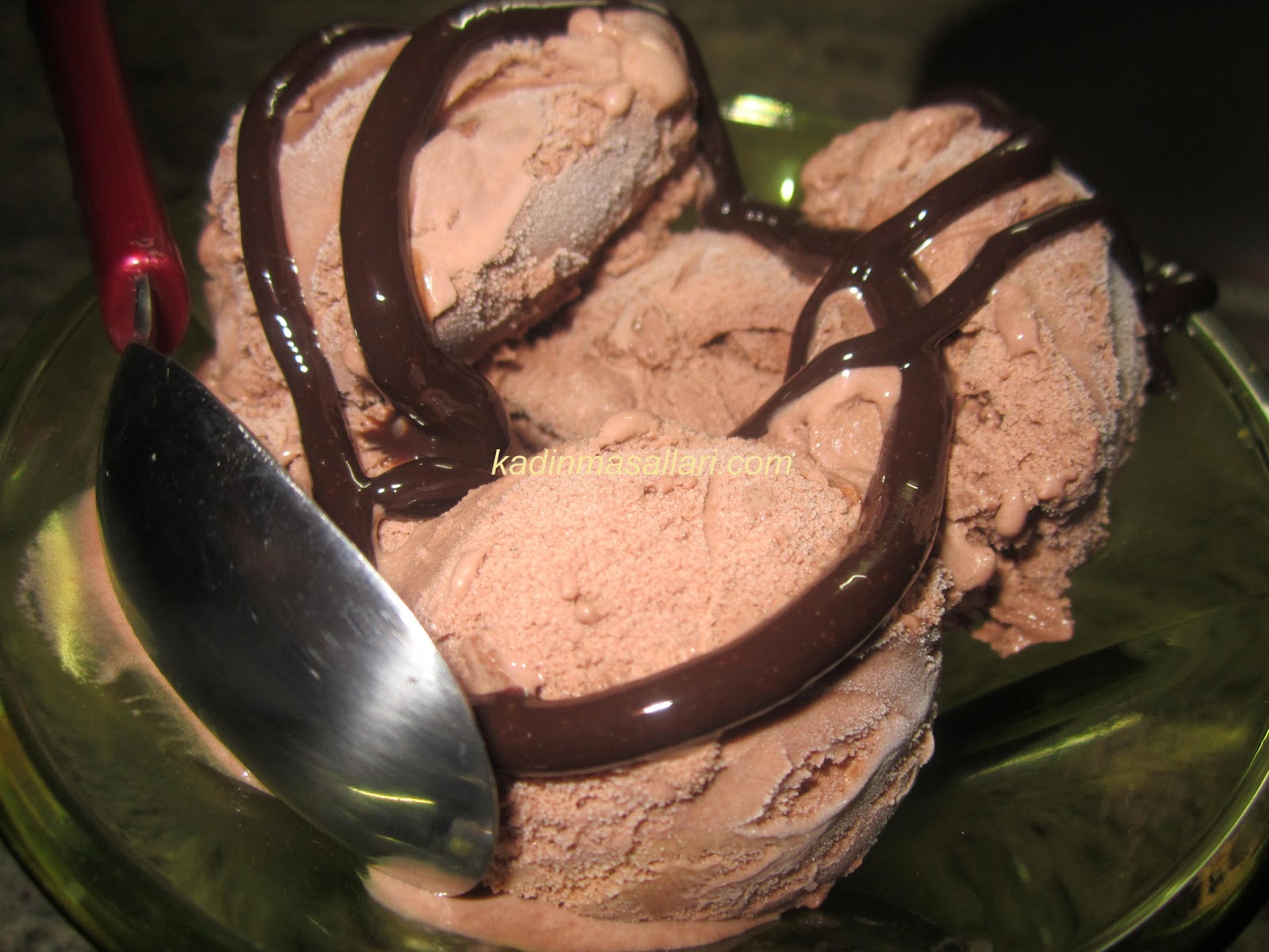 Çikolata Parçacıklı Kakaolu DondurmaKadın Masalları