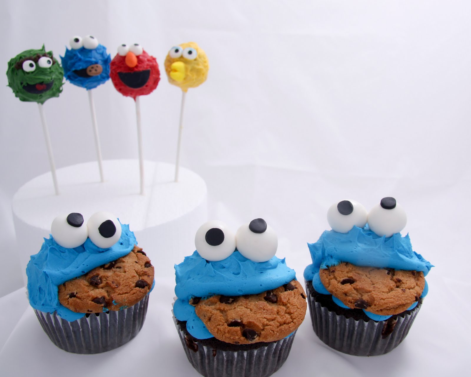 Cookie+Monster+Cupcakes+and+Pops.jpg