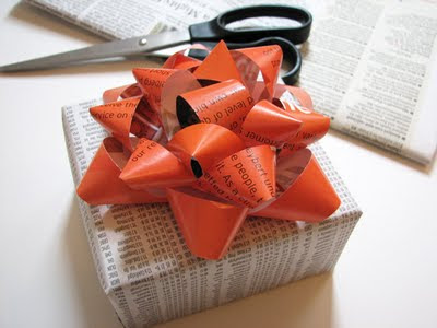 Lazos y moños con papel de regalo reciclado por Recicla Inventa