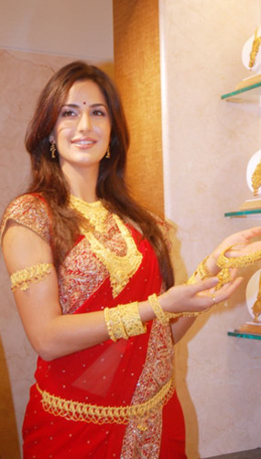 Katrina Kaif in gold heavy bridal jewellery at khazana jewellers showroom