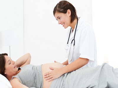 Les masseurs pour la personne pour le nettoyage des époques