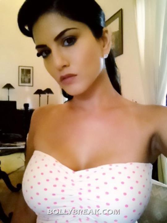 Sunny Leone Hot Pic from Twitter - (2) - Sunny Leone Real Life Private Room Webcam Pics