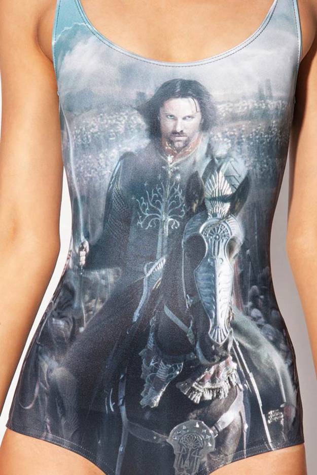Lord of the Ring swimsuit by Black Milk — Today the Australian brand continues to make eyes at geeky girls fans of Tolkien’s saga with a complete line based on The Lord of the Rings and The Hobbit. Some dresses, leggings and swimsuits not necessarily easy to wear, but fans will appreciate.
