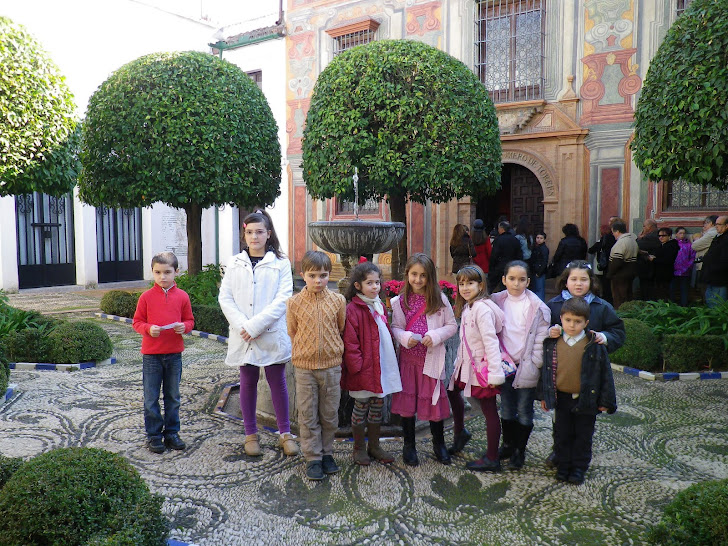 Algunos niños nos citamos para la reapertura del museo Julio Romero de Torres.
