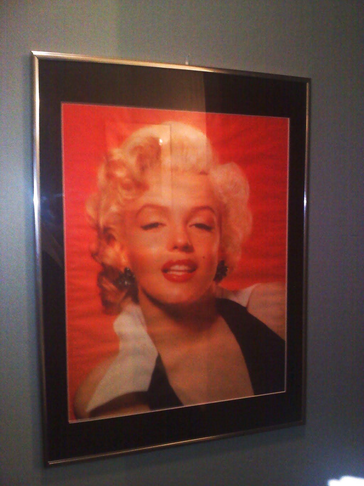 http://3.bp.blogspot.com/-SWYtGGb4AKU/Ta4-CDxiMJI/AAAAAAAAELA/GMAqsfLD--I/s1600/Marilyn%2BMonroe%2BBathroom%2BPrint.jpg