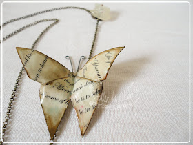 collar con mariposa de origami en papel de libro flor de resina y cierre de metal en forma de pajaro