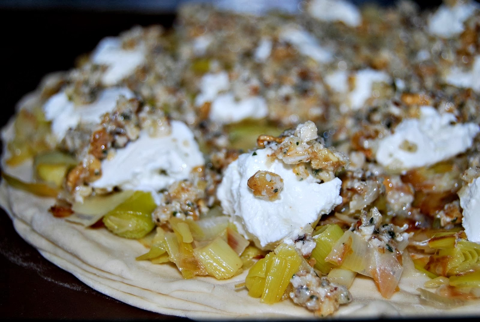 Tarte au chèvre et aux poireaux nappée de crème de noix ...