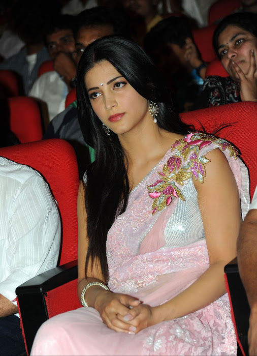 sruthi han spicy at gabbar singh audio launch hot images