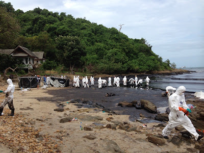 Containing the oil spill damage at Koh Samed beach