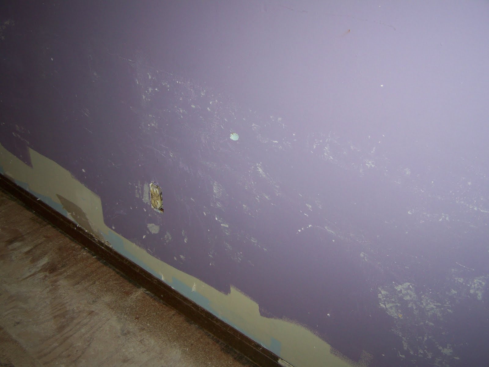 http://3.bp.blogspot.com/-Sdj1cF56qQU/TlJ2WWFpIOI/AAAAAAAAALA/1D0EULjguic/s1600/guest+room+wallpaper+removal+2.jpg