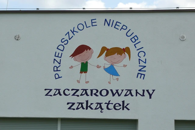 Logo namalowane na elewacji budynku, malowanie napisów na elewacji budynku