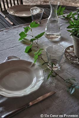 Vieilles assiettes chinées et décoration de table avec du lierre