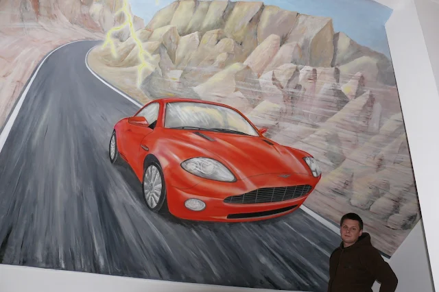 Malowanie obrazu ściennego w pokoju chłopca, samochód malowany na ścinie