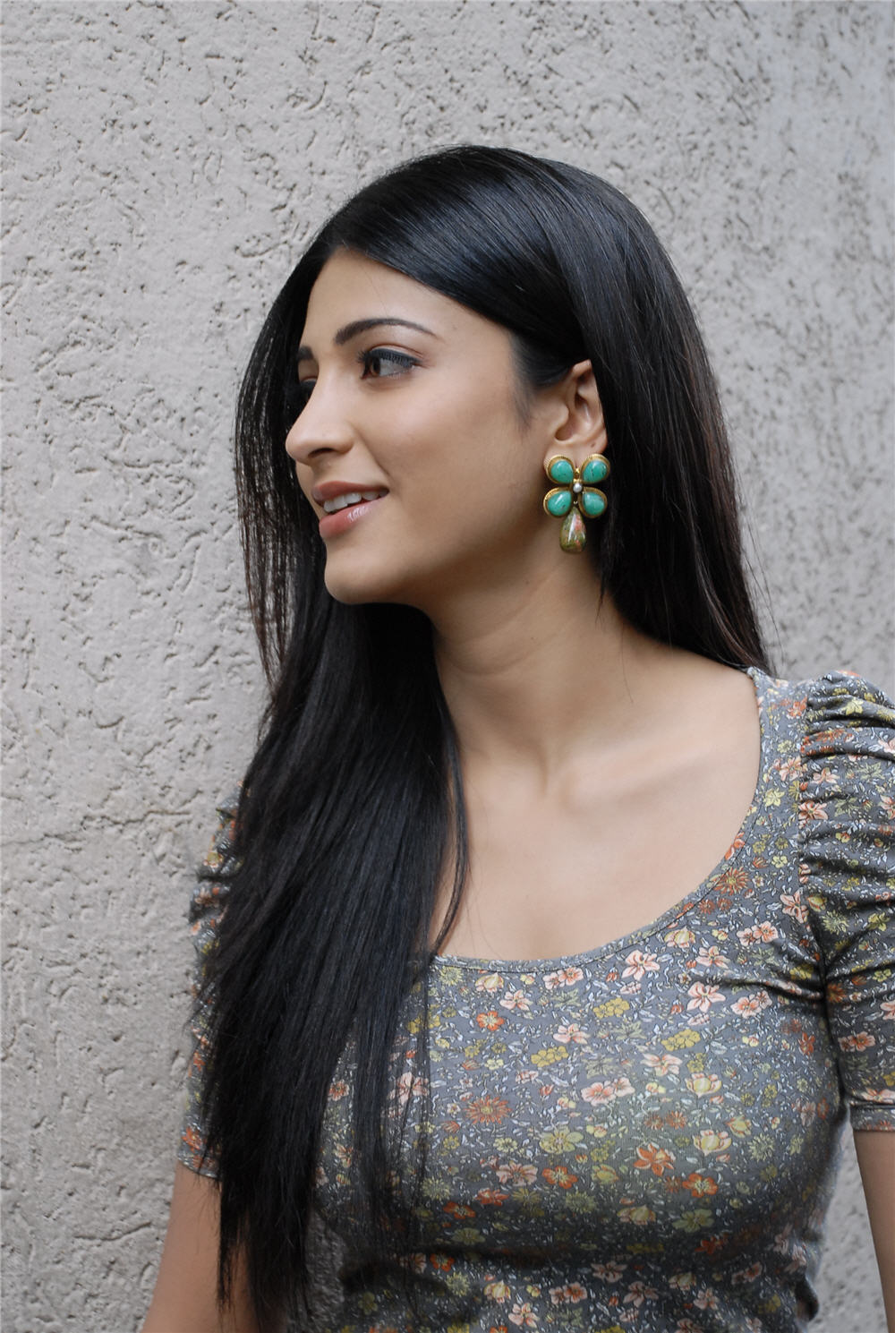 High Quality Bollywood Celebrity Pictures: Shruthi Haasan Hot Boobs