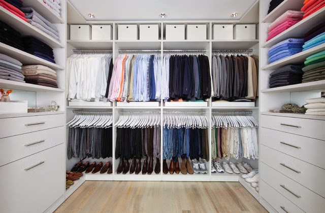 Amazing Walk in Closet Design in Conmtemporary Closet with Several White Colored Cabinets which are Made from Wood and Silver Stainless Rack Amazing Walk in Closet Design in Conmtemporary Closet with Several White Colored Cabinets which are Made from Wood and Silver Stainless Rack