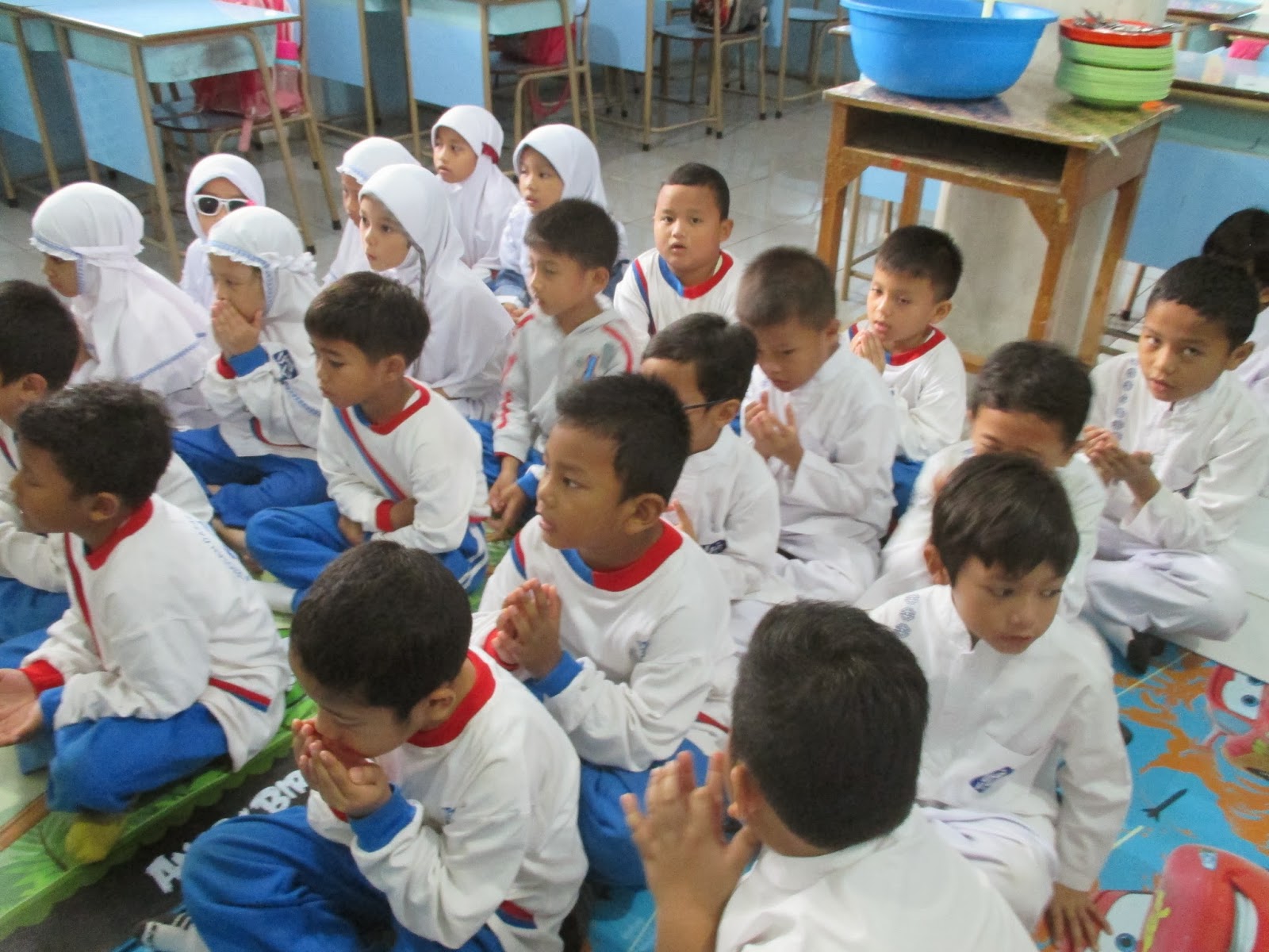 Gambar Kartun Siswa Berdoa | Bestkartun