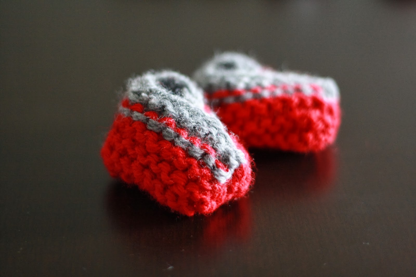 These are my favourite baby booties. Love that flash of grey from the inside-out garter stitch. 