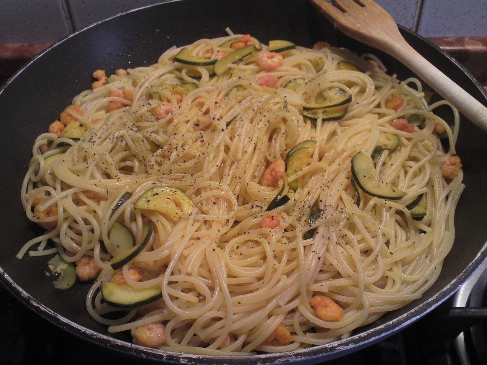 Anna in Casa ricette e non solo Spaghetti gamberetti e zucchine con