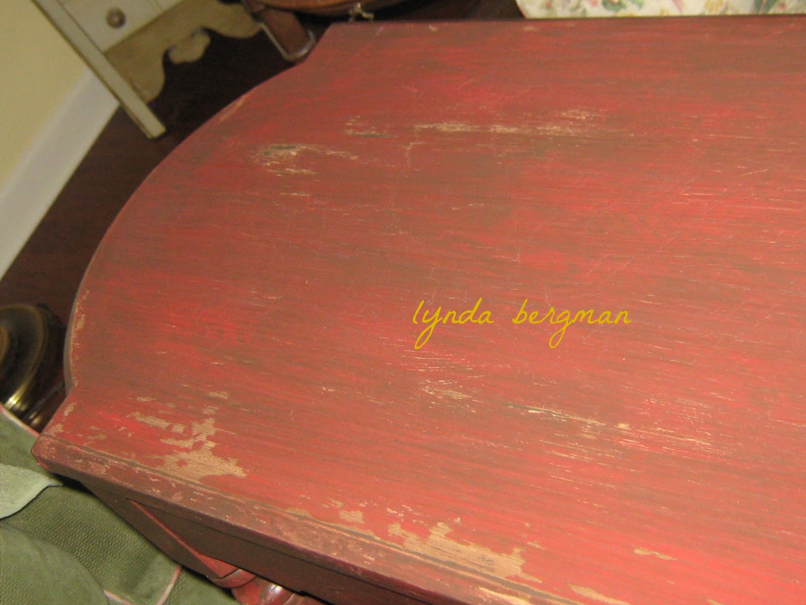 LYNDA BERGMAN DECORATIVE ARTISAN PAINTING RED & DISTRESSING A SMALL SOFA TABLE