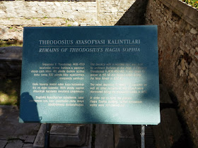 Информационная табличка, котлован, место раскопок, Собор Святой Софии, Стамбул, Константинополь, причина остановки раскопок