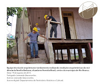 Equipe de arquitetura realizando medições na residência da família Barbosa.