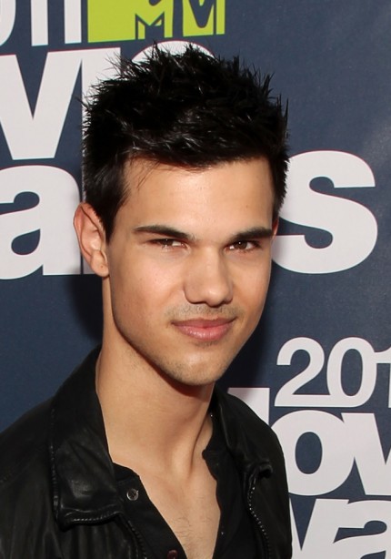 Taylor Lautner sexed up the red carpet tonight at the 2011 MTV Movie Awards 
