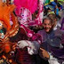 Danilo Medina se confunde con los diablos cojuelos de Santiago, durante el carnaval.