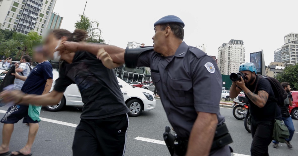 PM de São Paulo agride estudante em protesto contra fechamento de escolas